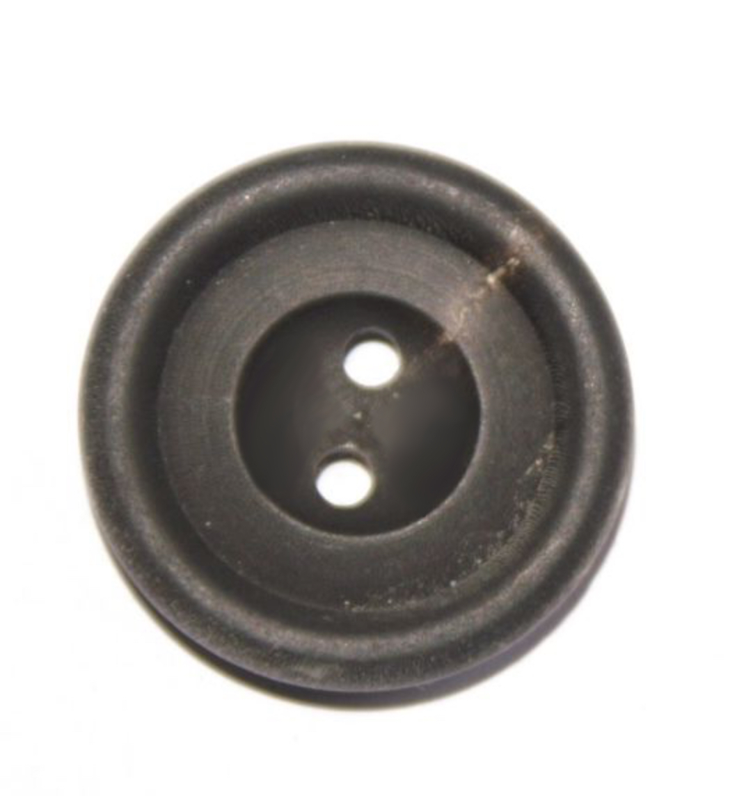 2 Hole Horn Button 35L/22mm Col Dark Brown/Grey (5G)